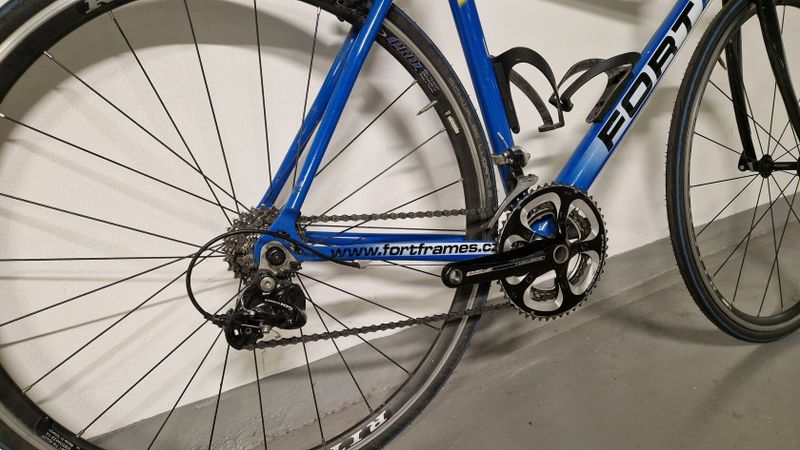 Silniční kolo Fort Altec, karbonová vidlice, Shimano 105