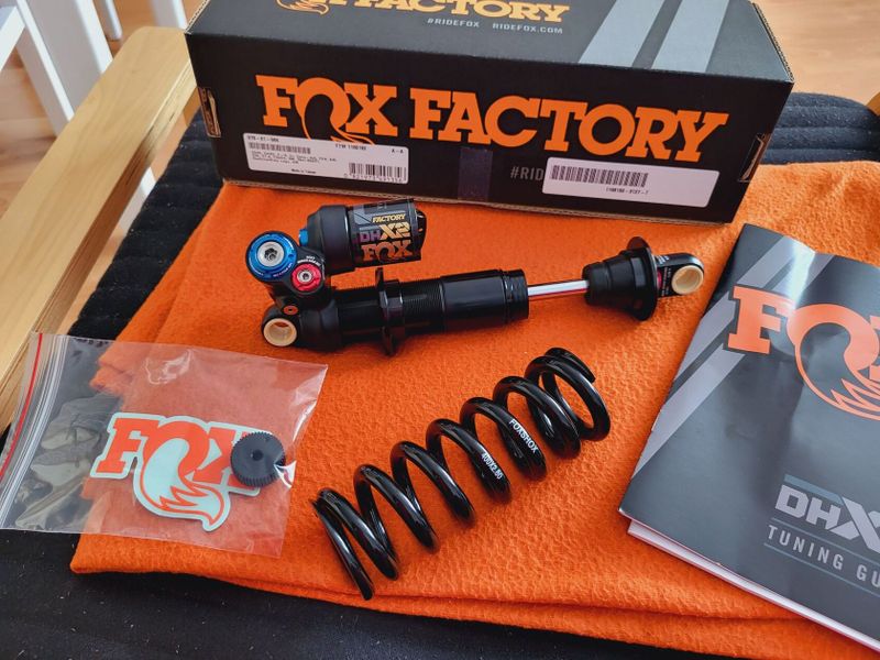Nový Fox Dhx2 Factory 2025 + Fox pružina