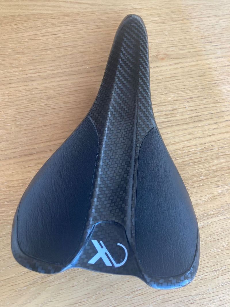 Karbonové sedlo AX Lightness Leaf Plus 3K 140