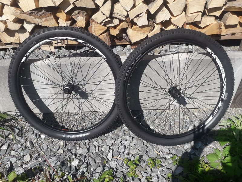 Zapletená kola Bontrager + pláště WTB