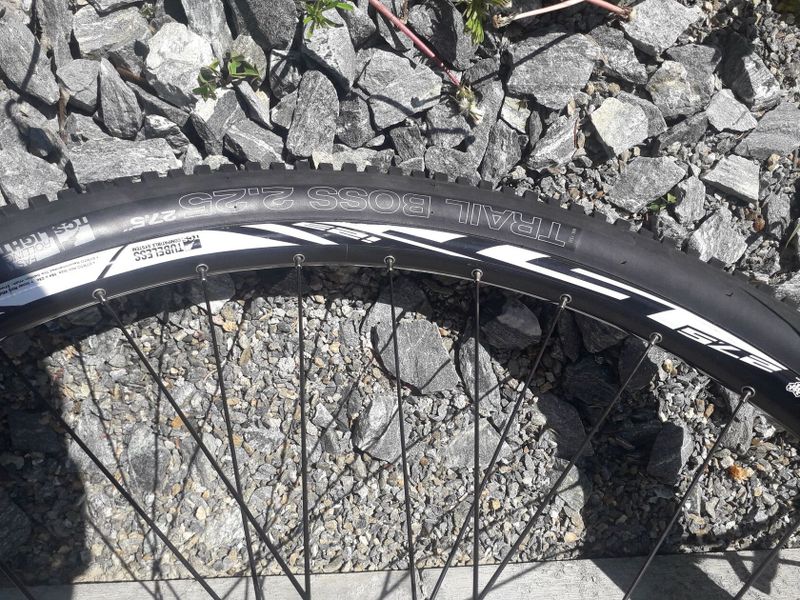 Zapletená kola Bontrager + pláště WTB