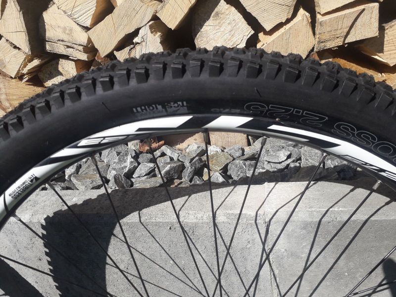 Zapletená kola Bontrager + pláště WTB