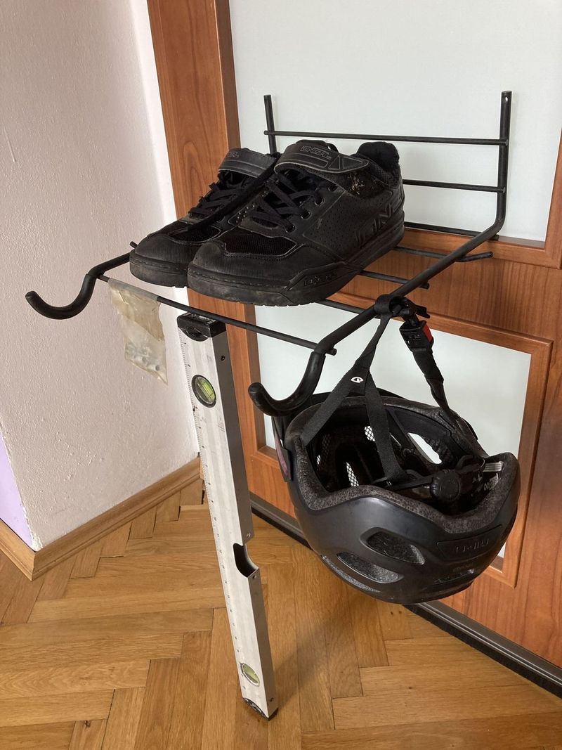 Nástěnný držák na kolo s policí