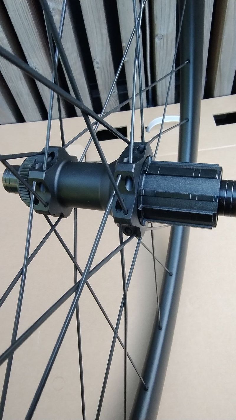 NOVÁ karbonová kola YUSHIN RSL38 – výška 38 mm, tubeless ready, UD mat.