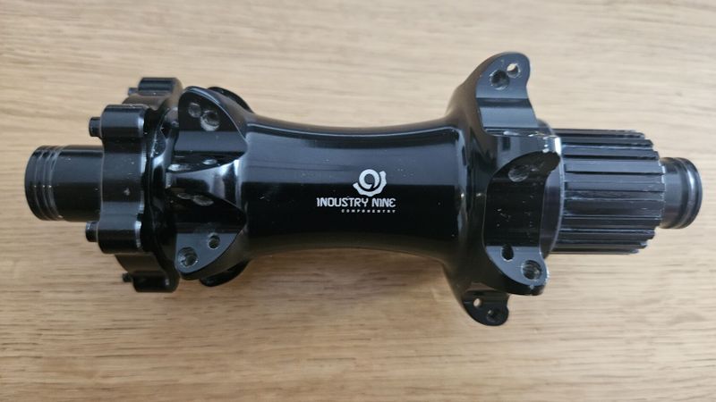 Zadní náboj Industry Nine Hydra hub 29" 12x157 R 28 děr s ořechem Shimano Spline