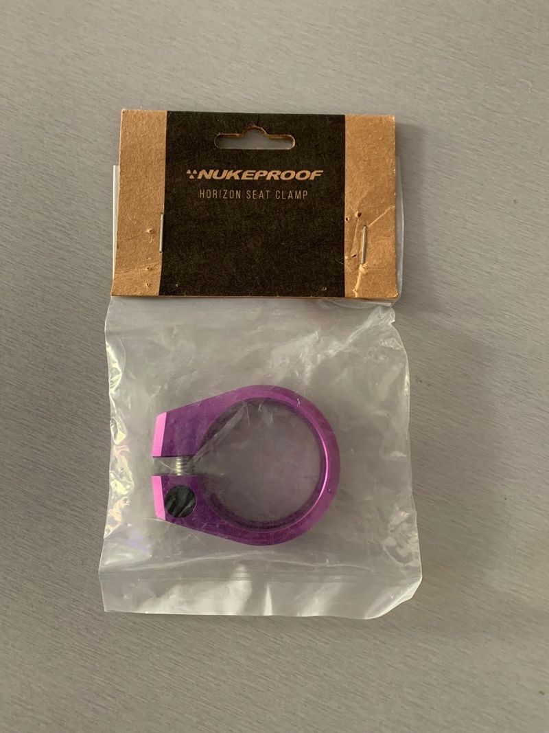 NUKEPROOF SEDLOVÁ OBJÍMKA HORIZON 34.9MM FIALOVÁ