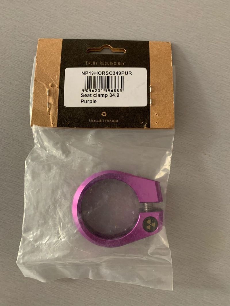 NUKEPROOF SEDLOVÁ OBJÍMKA HORIZON 34.9MM FIALOVÁ