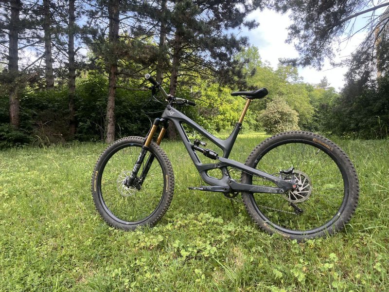 YT Capra Pro Race Mullet (29+27,5) - Lehká full carbon enduro mašina. Nový tlumič, pedály, výplety .