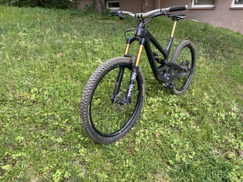 YT Capra Pro Race Mullet (29+27,5) - Lehká full carbon enduro mašina. Nový tlumič, pedály, výplety .