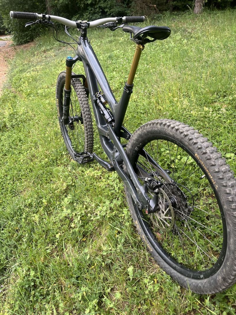 YT Capra Pro Race Mullet (29+27,5) - Lehká full carbon enduro mašina. Nový tlumič, pedály, výplety .