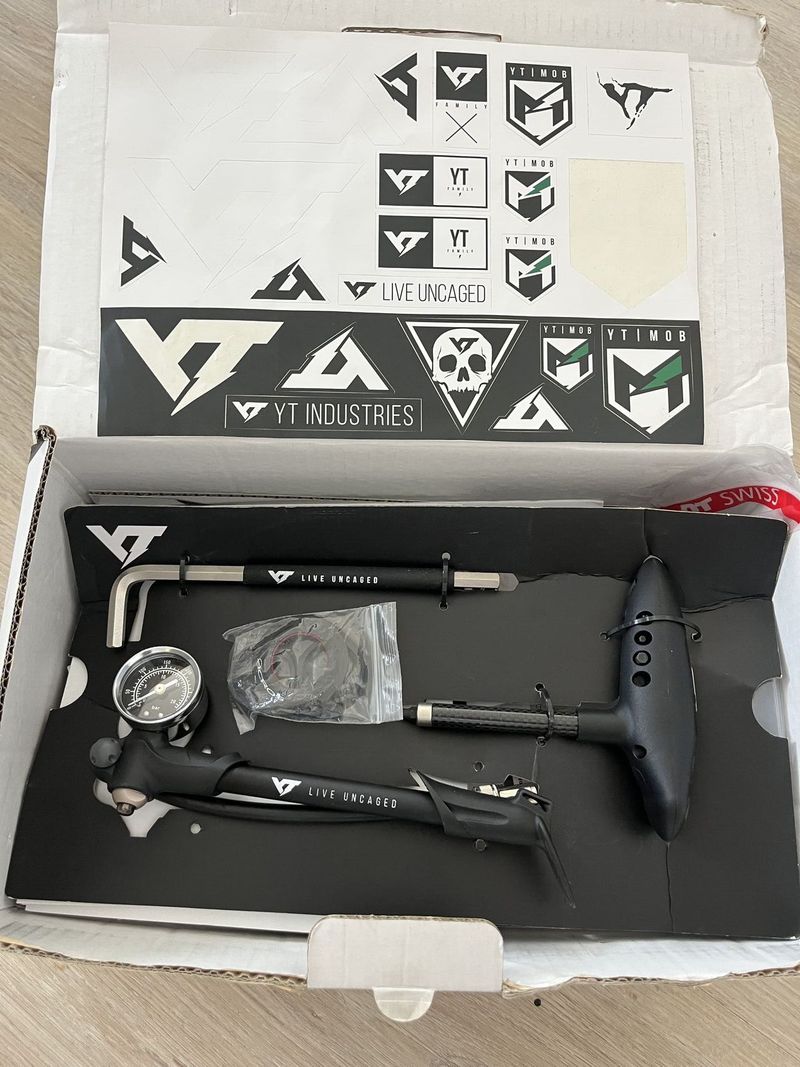 YT Capra Pro Race Mullet (29+27,5) - Lehká full carbon enduro mašina. Nový tlumič, pedály, výplety .