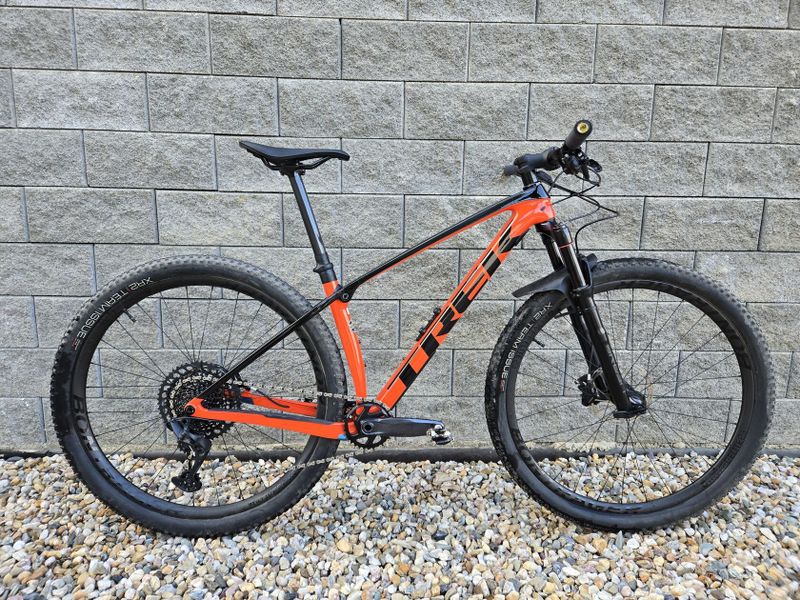Trek Procaliber 9.7 Roarange/Deep Smoke 29" 2023 velikost M (165-175cm) v záruce