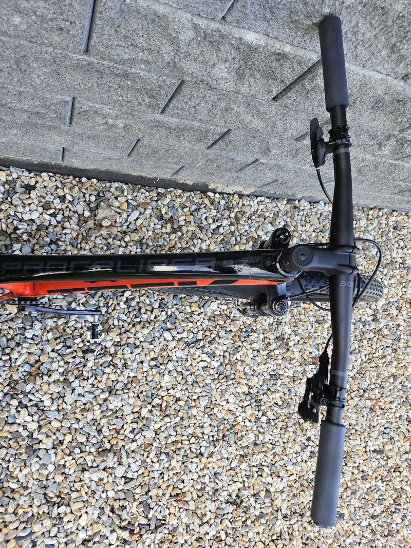 Trek Procaliber 9.7 Roarange/Deep Smoke 29" 2023 velikost M (165-175cm) v záruce