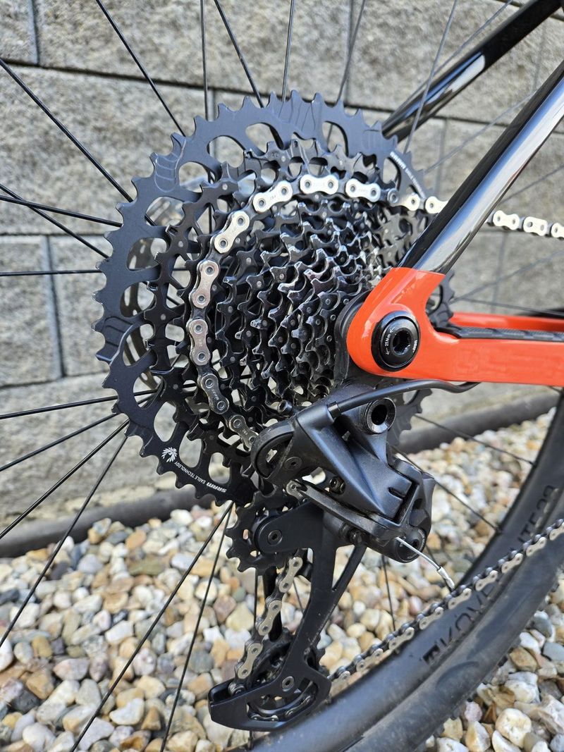 Trek Procaliber 9.7 Roarange/Deep Smoke 29" 2023 velikost M (165-175cm) v záruce