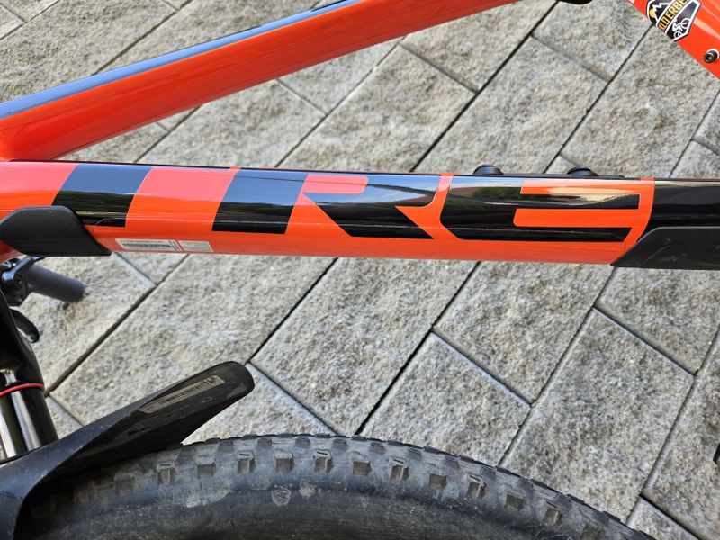 Trek Procaliber 9.7 Roarange/Deep Smoke 29" 2023 velikost M (165-175cm) v záruce