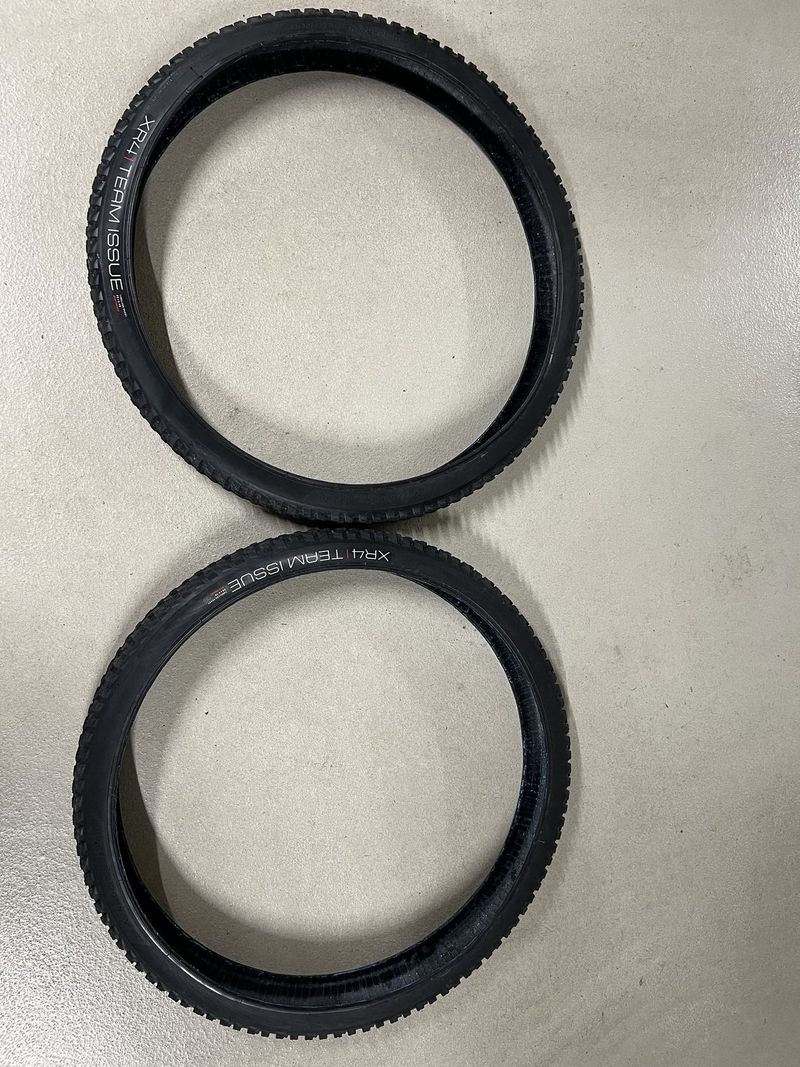 Bontrager XR4 Team Issue TLR 2,4” - zánovní