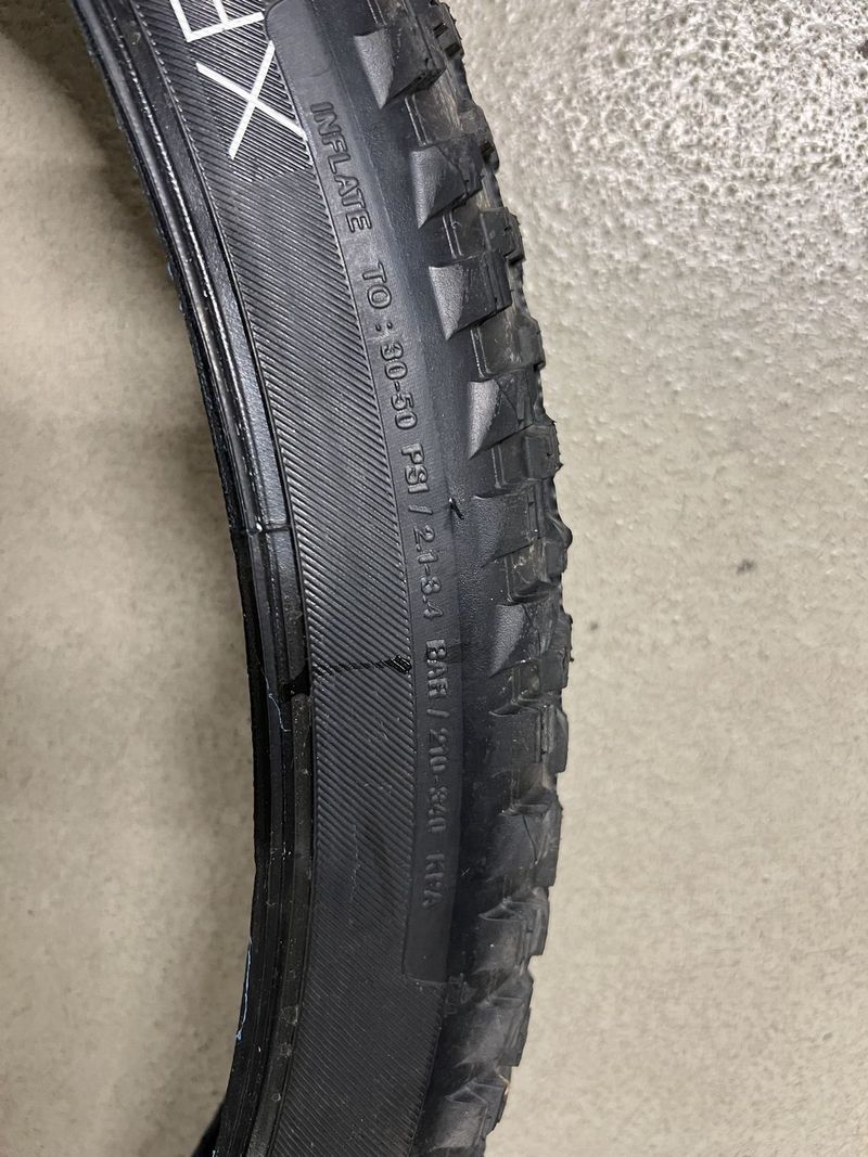 Bontrager XR4 Team Issue TLR 2,4” - zánovní