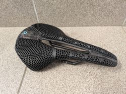 Celo-karbon sedlo 3D Tisk Ryet 150mm