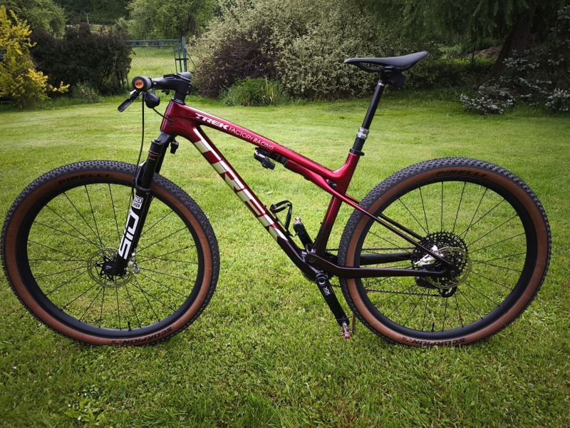 TREK SUPERCALIBER SLR 9.9 Flight Attendant Gen2 Red smoke/drizzle