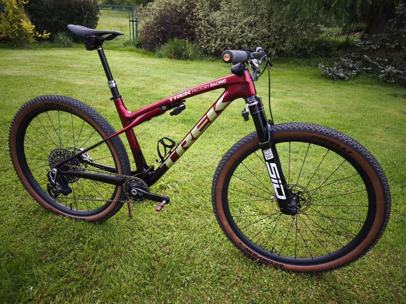 TREK SUPERCALIBER SLR 9.9 Flight Attendant Gen2 Red smoke/drizzle