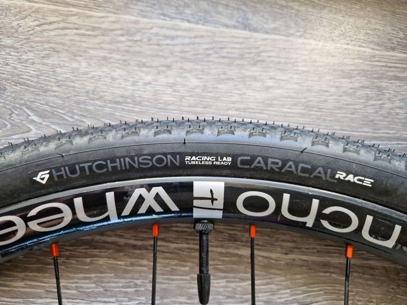 TOP Gravel plášť HUTCHINSON Caracal Race TLR 700 x 40C koupeno 1.5.2025