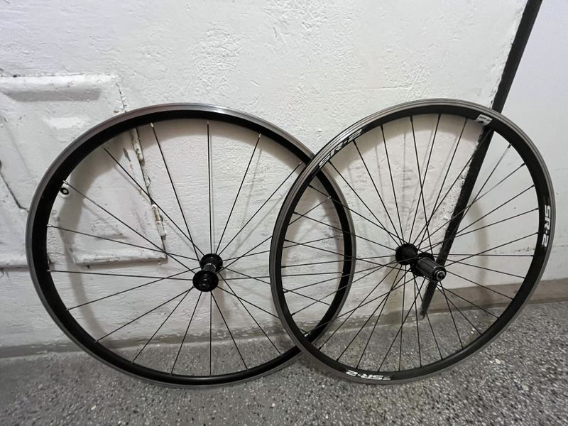 Sada silničních kol Giant a Shimano