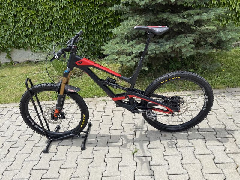 YT Capra, karbon kola, minimální nájezd