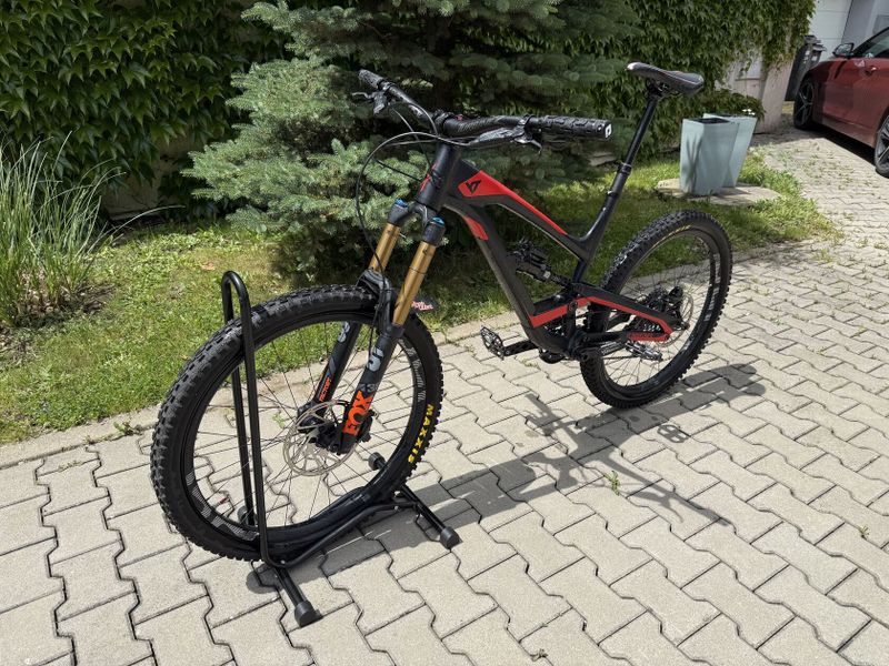 YT Capra, karbon kola, minimální nájezd
