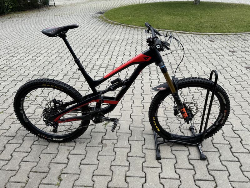 YT Capra, karbon kola, minimální nájezd
