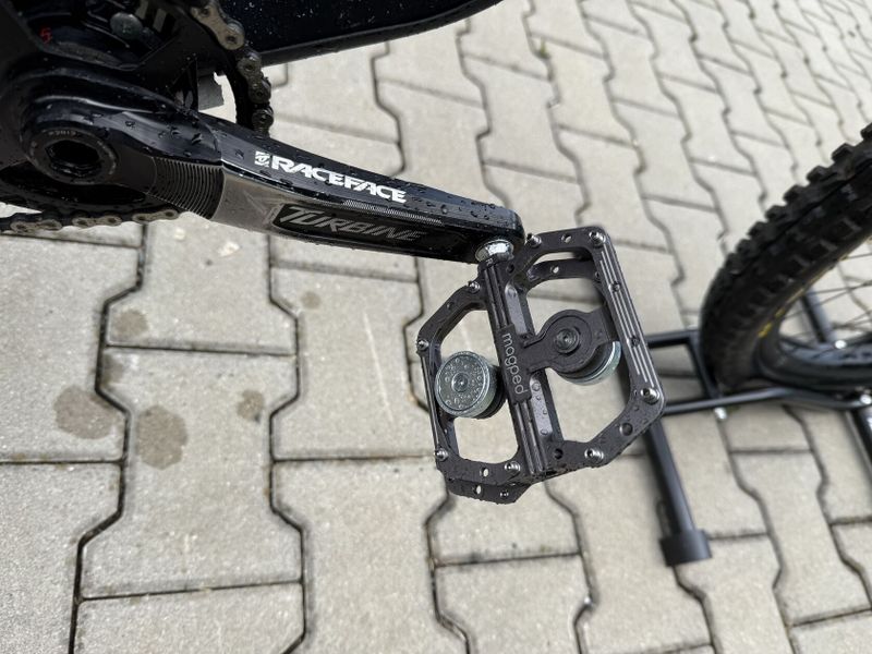 YT Capra, karbon kola, minimální nájezd