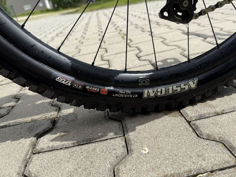 YT Capra, karbon kola, minimální nájezd