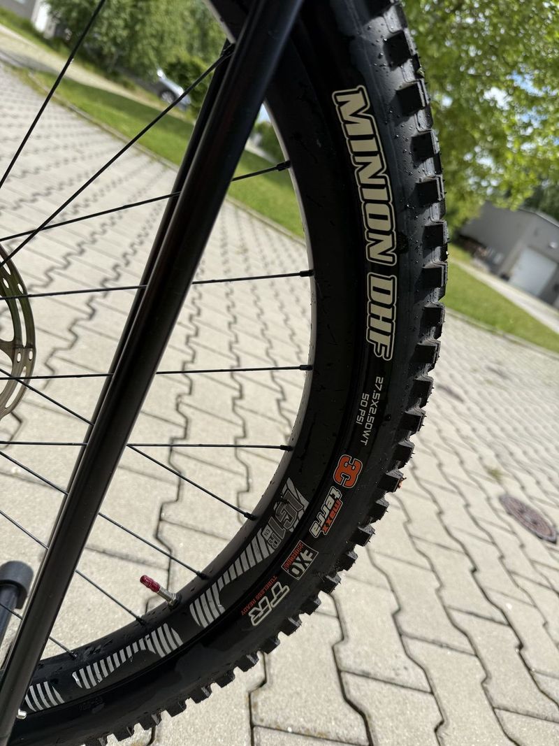 YT Capra, karbon kola, minimální nájezd