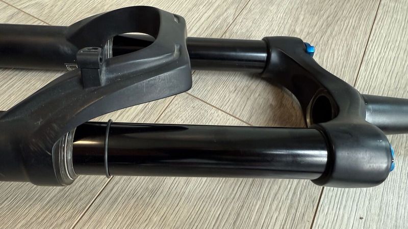 Odpružená vidlice MTB 29" FOX 34 RHYTHM FIT GRIP, zdvih 150mm, 15x110mm Boost, Tapered