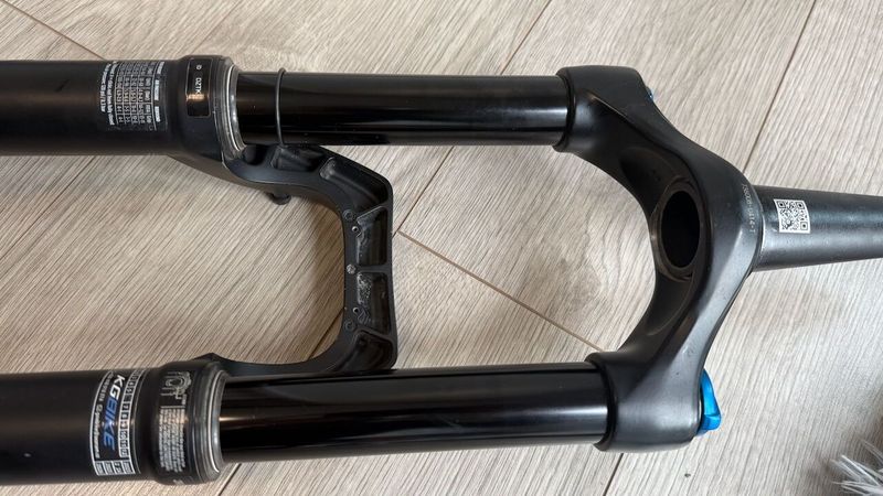 Odpružená vidlice MTB 29" FOX 34 RHYTHM FIT GRIP, zdvih 150mm, 15x110mm Boost, Tapered