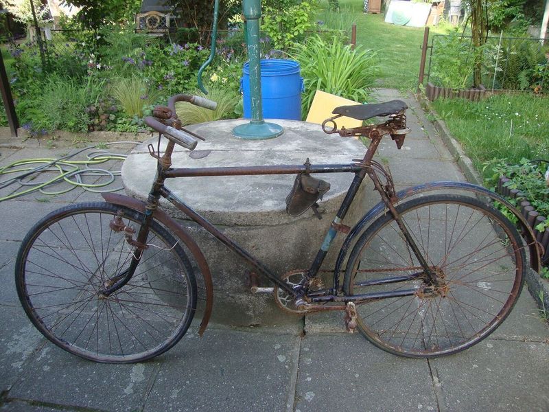 Starožitné historické jízdní kolo bicykl Herold rok 1942 na renovaci