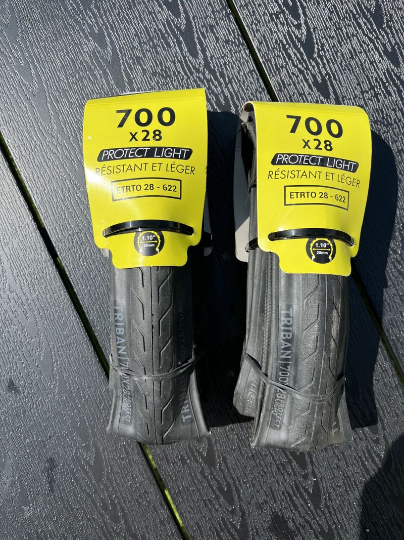 2* Plášť Triban Protect Light 700*28