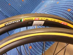 2x /cena za oba/ prakticky novy plast 622x30 Challenge Strada Pro Series