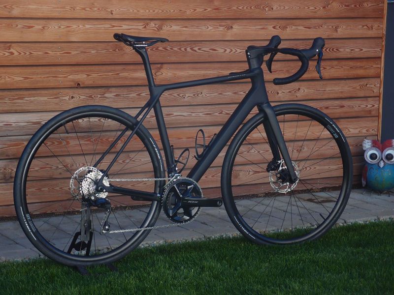 Carbon endurance/cestný kolo 2025, Shimano 105 2x12, M, 8kg