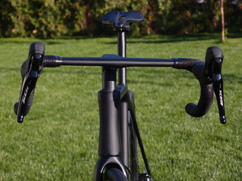 Carbon endurance/cestný kolo 2025, Shimano 105 2x12, M, 8kg