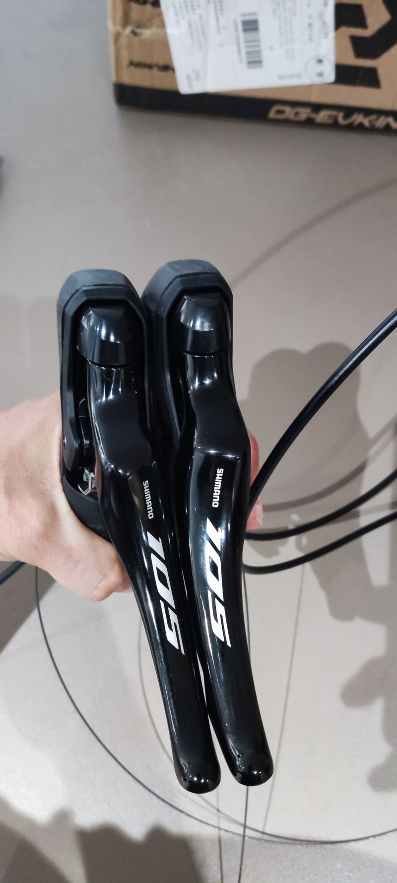 Řadicí a brzdová páky Shimano 105, ST-R7020 + třmeny BR-R7070