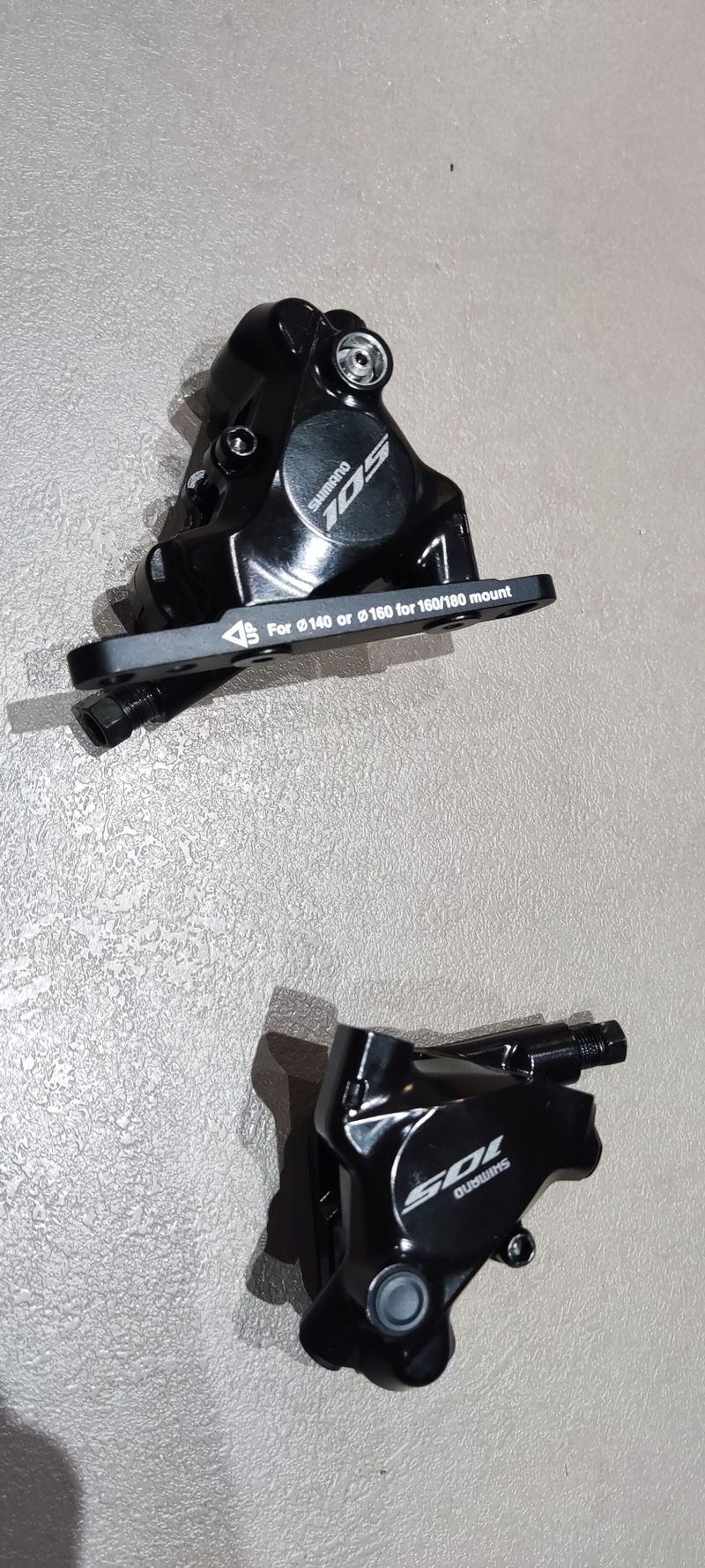 Řadicí a brzdová páky Shimano 105, ST-R7020 + třmeny BR-R7070