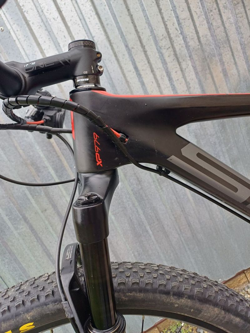 Carbon Superior 979 vel.M kola 29