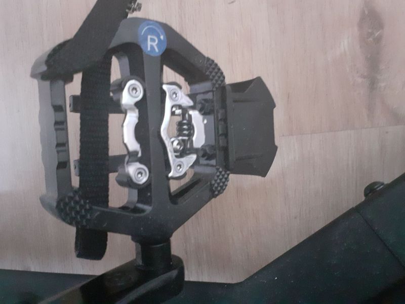 Cyklotrenažér z Decathlonu s účtenkou o zakoupení.