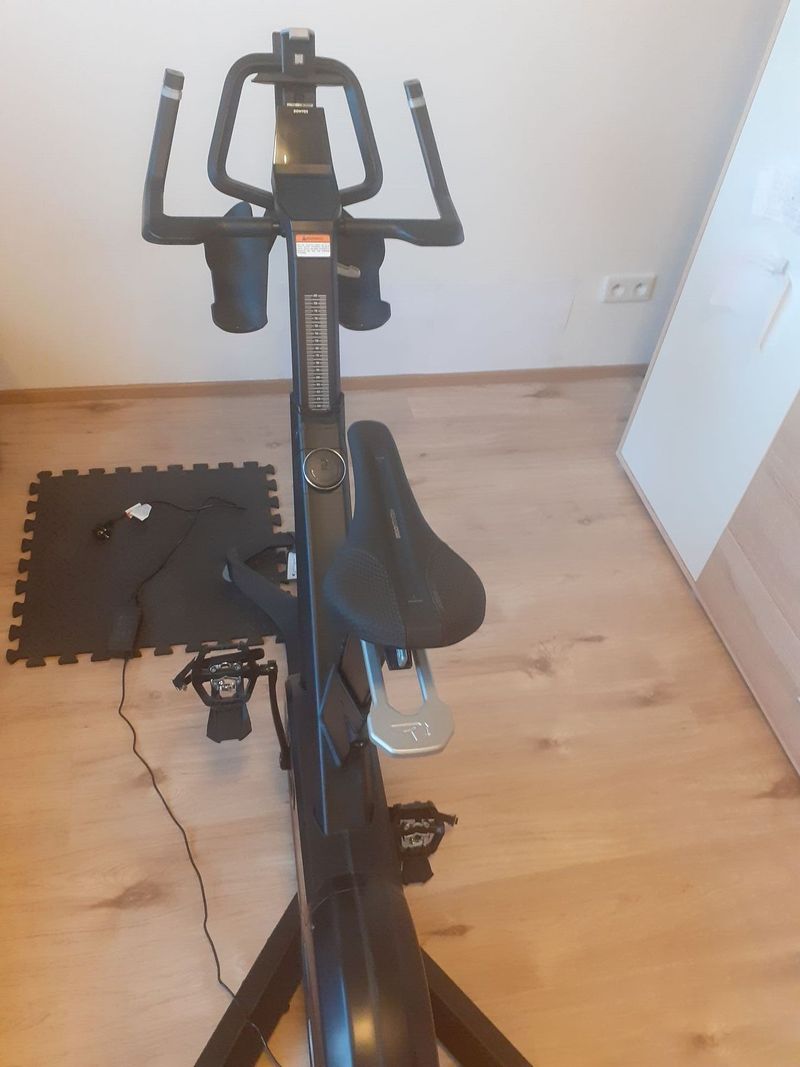 Cyklotrenažér z Decathlonu s účtenkou o zakoupení.