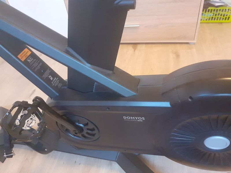 Cyklotrenažér z Decathlonu s účtenkou o zakoupení.
