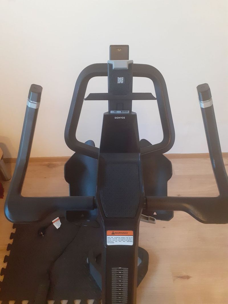 Cyklotrenažér z Decathlonu s účtenkou o zakoupení.