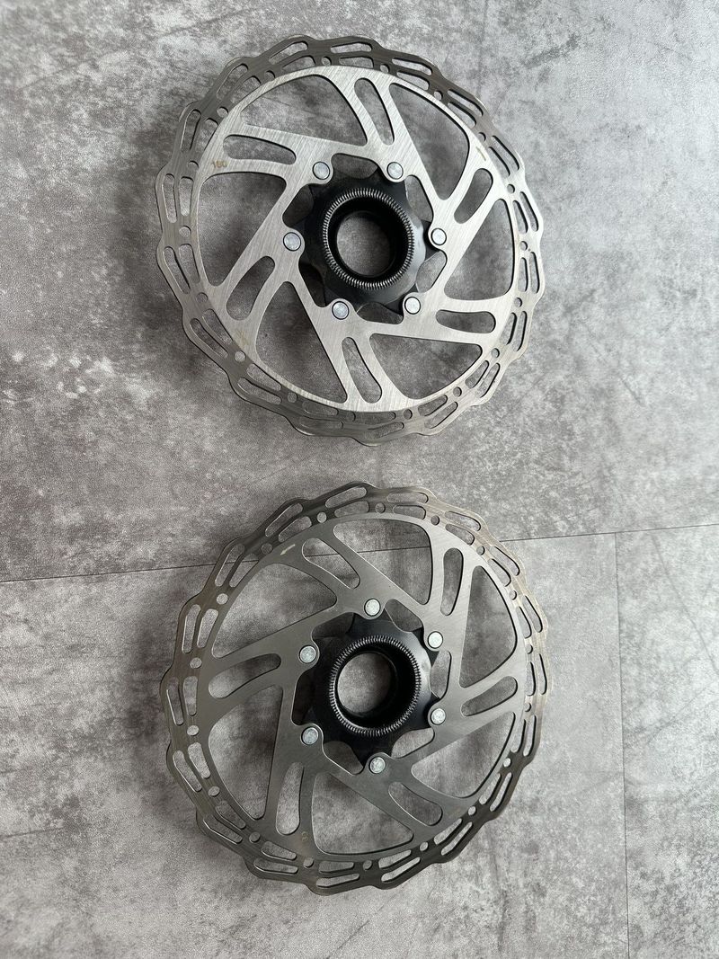 Kompletní 4-pístkové brzdy Shimano MT420