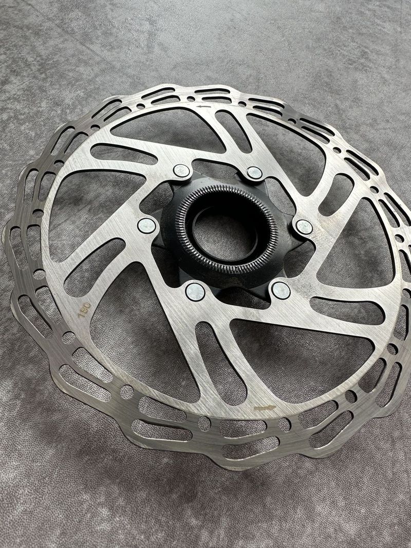 Kompletní 4-pístkové brzdy Shimano MT420