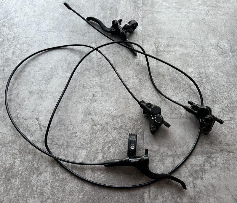 Kompletní 4-pístkové brzdy Shimano MT420