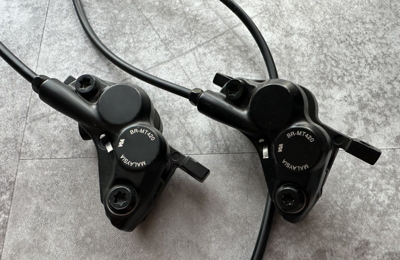 Kompletní 4-pístkové brzdy Shimano MT420
